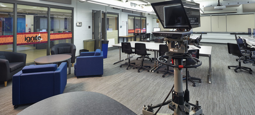 Overview of the journalism lab room.
