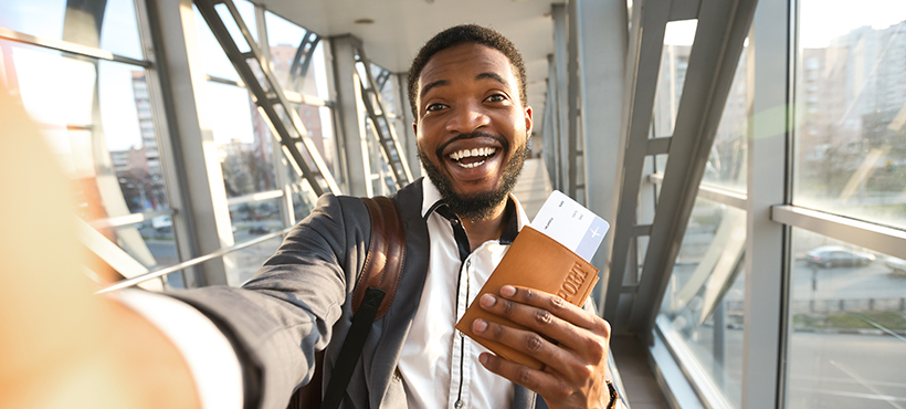 estudiante internacional posando para una foto fuera del aeropuerto