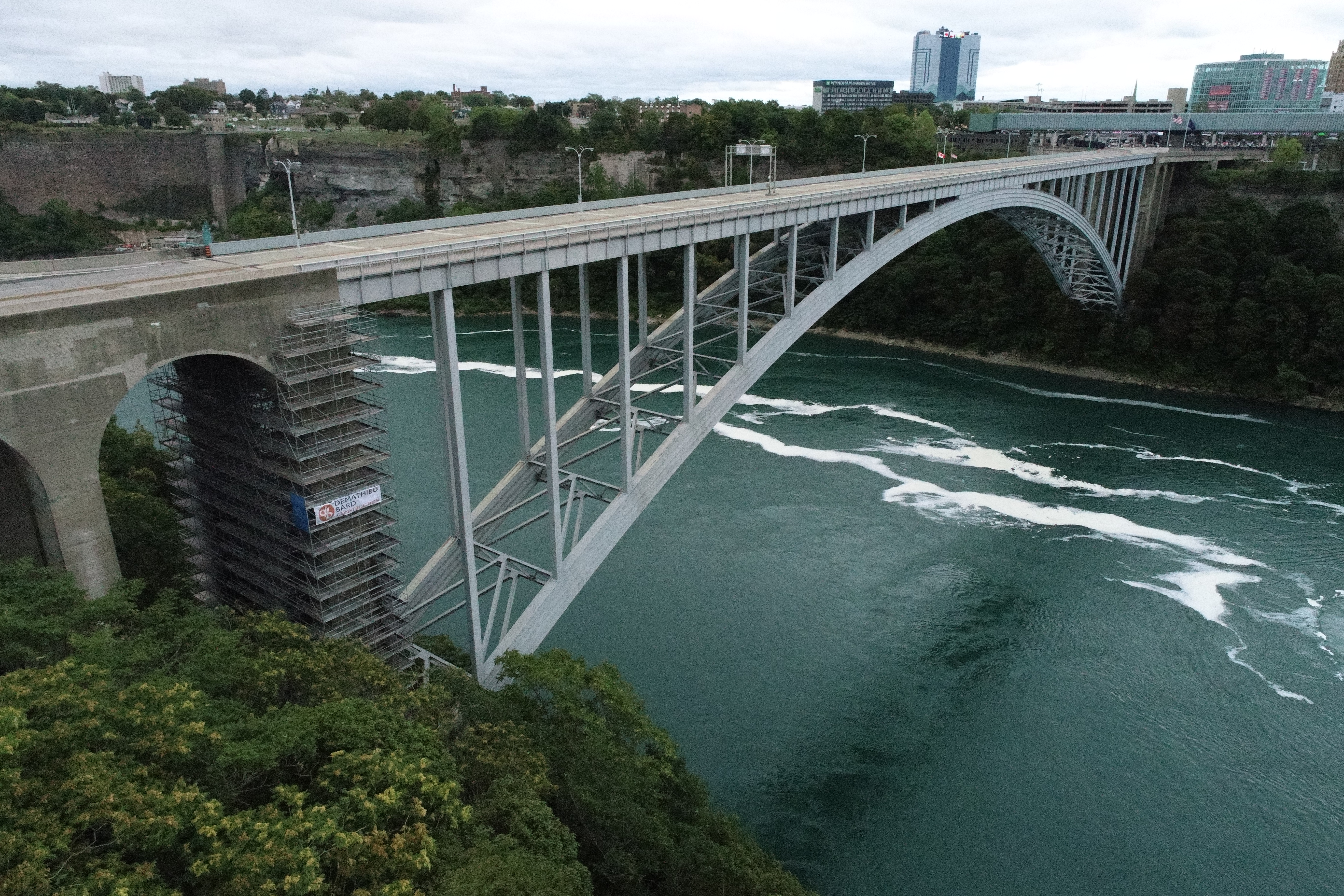 Picture of Rainbow Bridge in Niagara Falls on the Canada-US border 