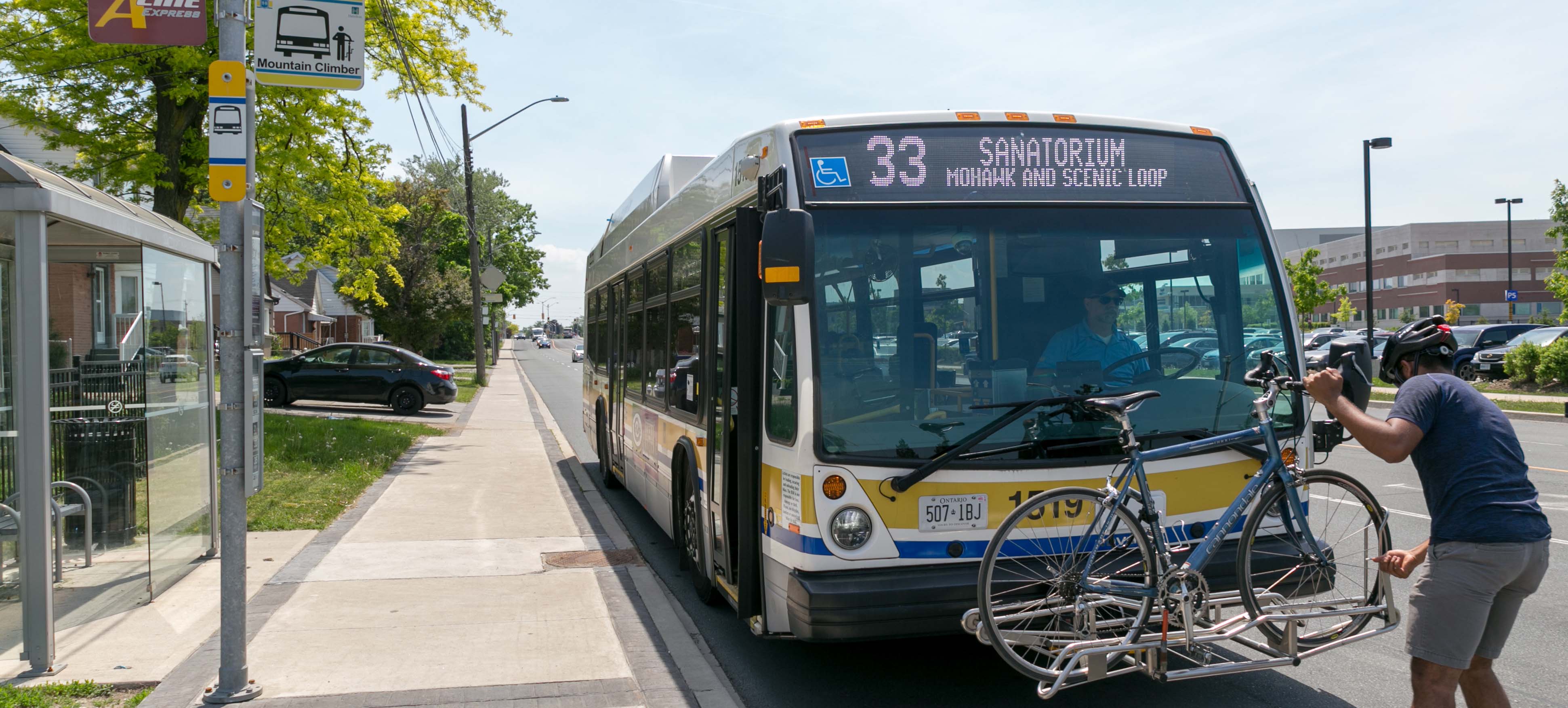 Man placing a bike on the number 33 bus