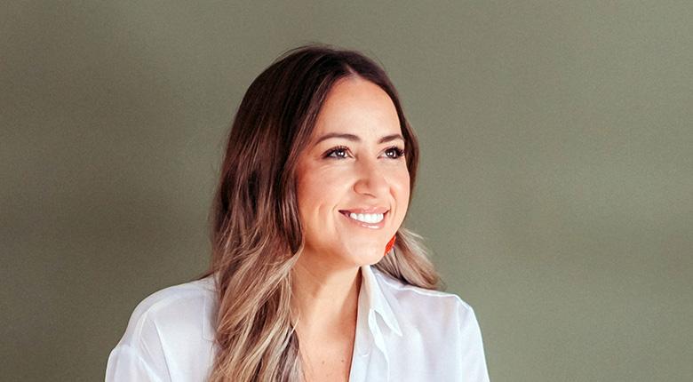 Headshot of smiling Fallon Farinacci.