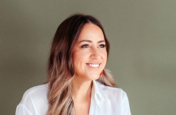 Headshot of smiling Fallon Farinacci.