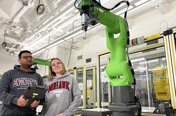 mohawk students working with fanuc robot