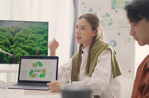 Woman working in Sustainability Management giving a presentation about ESG.